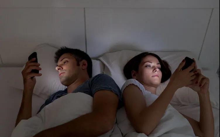 总是喜欢在睡前玩手机的人，不用多久，身体就会“落下”7个毛病